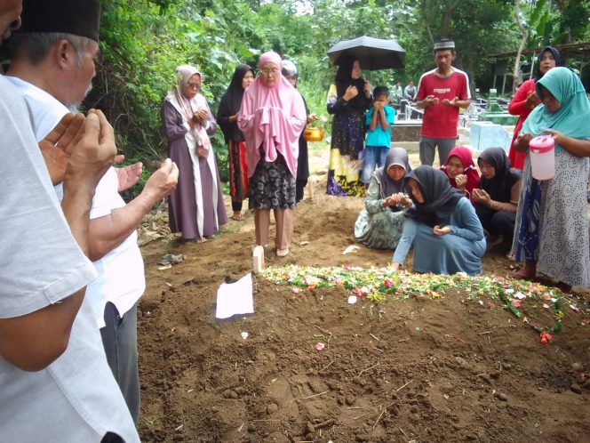 
					Isak Tangis Iringi Pemakaman Farel, Korban Penusukan di Kota Lubuk Linggau