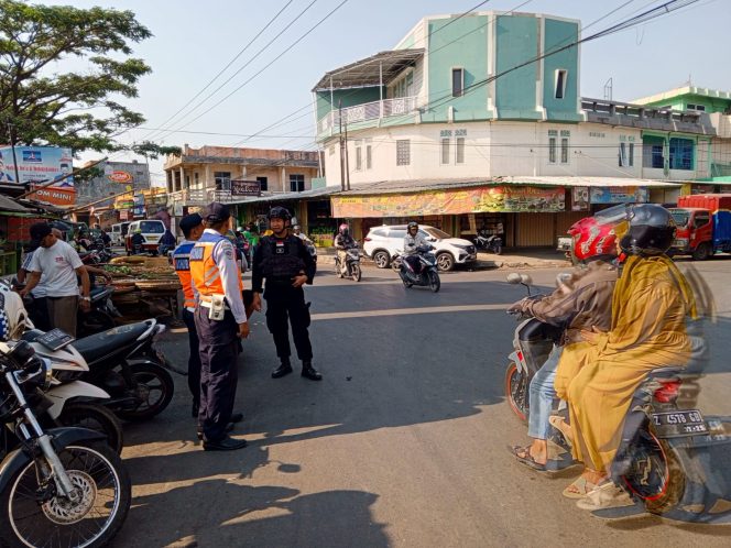 
					Peduli Keselamatan Berkendaraan Bagi Masyarakat, Brimob Jabar Hadir di Daerah Rawan Kemacetan 