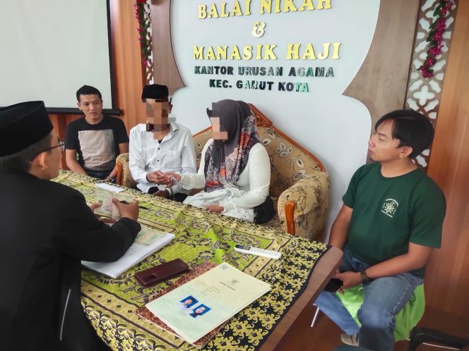 
					Didampingi Dua Anggota Polsek Tarogong Kidul Polres Garut Tersangka Penjambretan Diizinkan Melangsungkan Prosesi Pernikahan