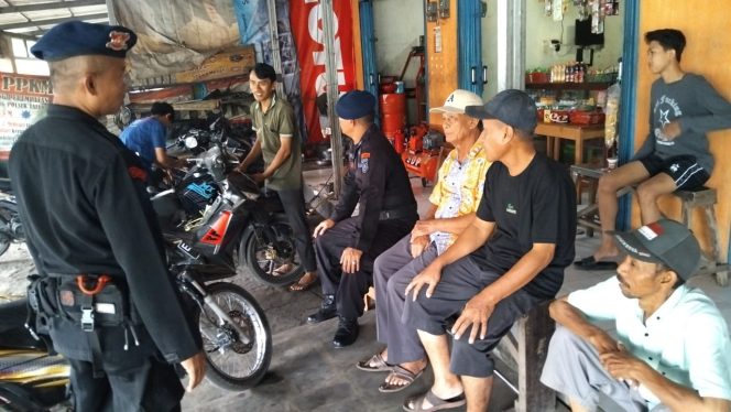
					Brimob Jabar Laksanakan Patroli Sambang Dialogis Secara Rutin Untuk Himbau Masyarakat 