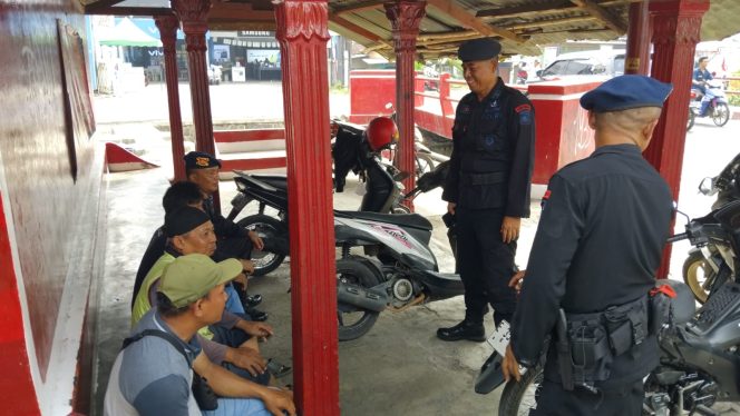 
					Patroli Harkamtibmas Brimob Jabar Datangi Kumpulan Warga Untuk Cegah Terjadinya Tindak Kriminalitas 