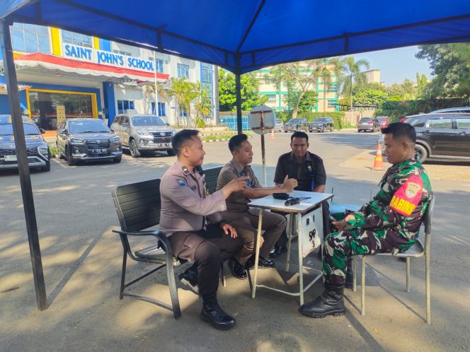 
					Bhabinkamtibmas Kelurahan Rawa Buntu Sambangi Satpam Sekolah Saint John, Sampaikan Pesan Kamtibmas