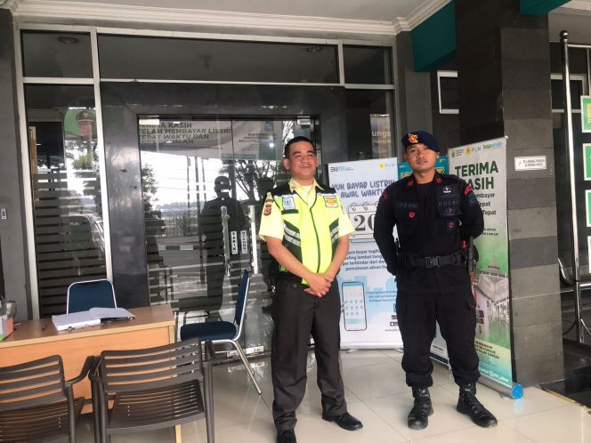 
					Patroli Ke Kantor PLN, Brimob  Polda Jabar Sampaikan Himbauan Pada Satpam