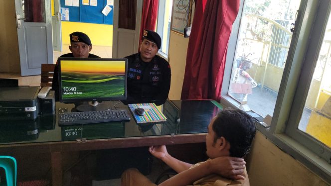 
					Brimob Jabar Laksanakan Patroli Harkamtibmas dan Berikan  Pesan – pesan Kamtibmas di Balai Desa Winong 