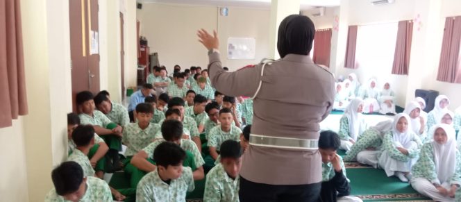 
					Police Goes To School, Bhabinkamtibmas Ciputat Edukasi Siswa tentang Tertib Berlalu Lintas