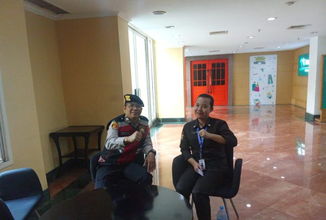 
					Patroli Dialogis Polsek Kelapa Dua, Warga Dihimbau Waspada Terhadap Tawuran dan Kejahatan Jalanan