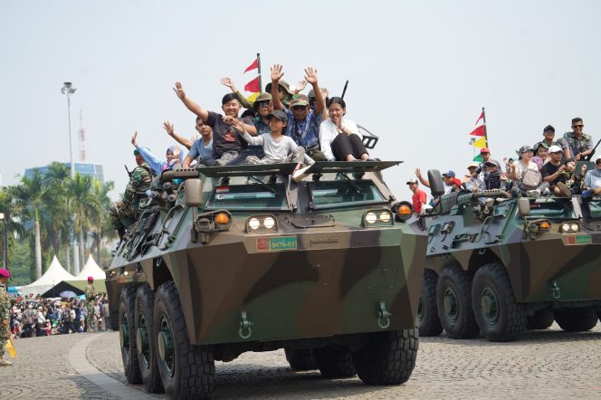 
					Silang Monas Bak Lautan Manusia, Antusias Saksikan Puncak HUT ke-79 TNI