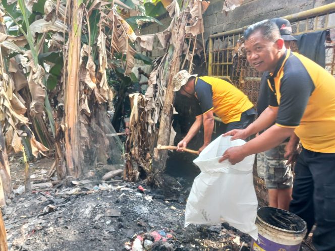 
					Polri dan TNI Bersinergi dalam Karya Bakti Penanggulangan Banjir di Kp. Ciledug, Pondok Aren