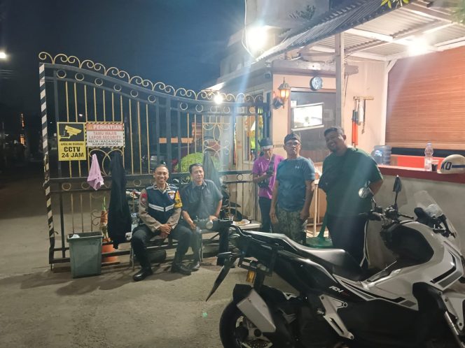 
					Bhabinkamtibmas Desa Kadu Tinjau Siskamling, Imbau Warga Perkuat Kamtibmas