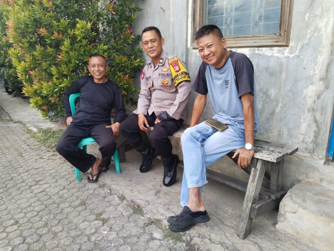 
					Bhabinkamtibmas Sambangi Warga, Ajak Jaga Keamanan Lingkungan