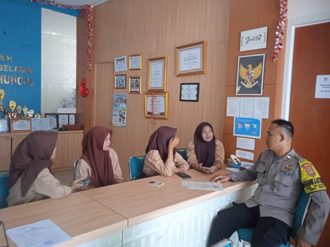 
					Bhabinkamtibmas Sambangi Siswa PKL di Kelurahan Muncul, Ajak Generasi Muda Jaga Kamtibmas