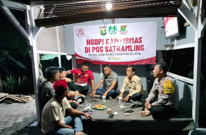 
					Jalin Keakraban, Ngopi Kamtibmas Polsek Legok dengan Warga Rancagong Bahas Kemanan Lingkungan