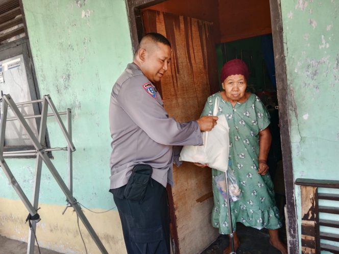 
					Polri Peduli, Polsek Ciputat Timur Salurkan Santunan Door to Door di Kelurahan Cipayung