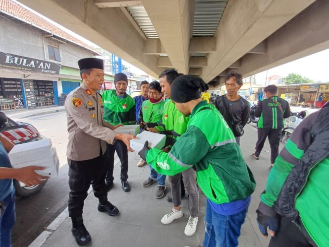 
					Polsek Cisauk Gelar Aksi Jumat Berkah: 100 Nasi Kotak Dibagikan, Pesan Damai untuk Masyarakat