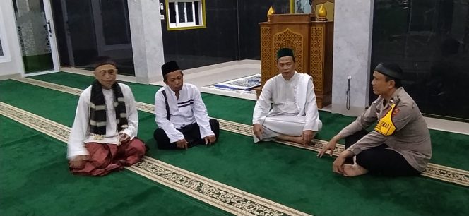 
					Jelang Pelantikan Presiden, Bhabinkamtibmas Kelurahan Binong Lakukan Sambang Tokoh Agama untuk Jaga Kamtibmas