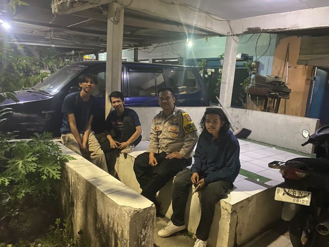 
					Bhabinkamtibmas Cilenggang Jaga Kerukunan Jelang Pilkada melalui Kegiatan Door to Door