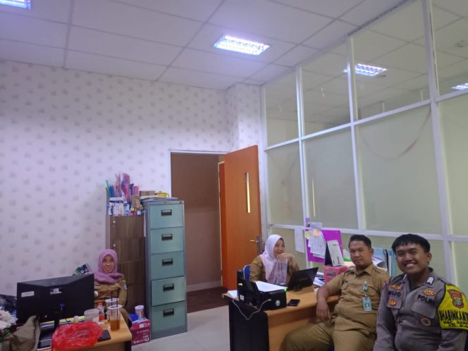 
					Bhabinkamtibmas Kelurahan Buaran Laksanakan Door to Door System ke Kantor Kelurahan