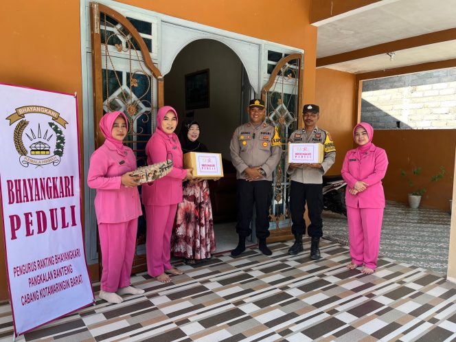 
					Polsek Pangkalan Banteng Serta Bhayangkari Bagikan Bansos Kepada Warakawuri