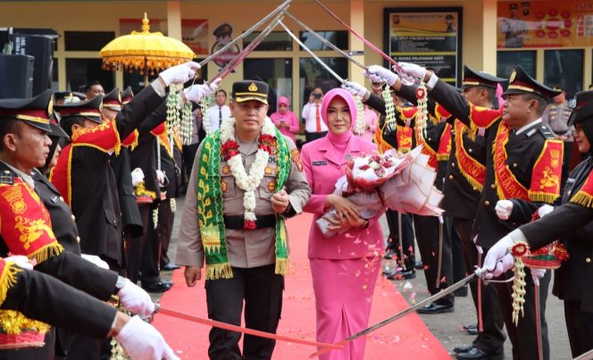 
					Tradisi Adat Dan Pedang Pora Sambut Kapolres Ketapang Yang Baru