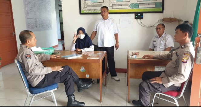 
					Cooling System Pemilukada Yang Sejuk, Kasi Humas Polres Ketapang Ajak Tokoh Masyarakat Sampaikan Himbauan Damai