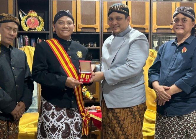 
					Kapolres Kobar Terima Gelar Kebangsawanan Dari Praja Mangkualam