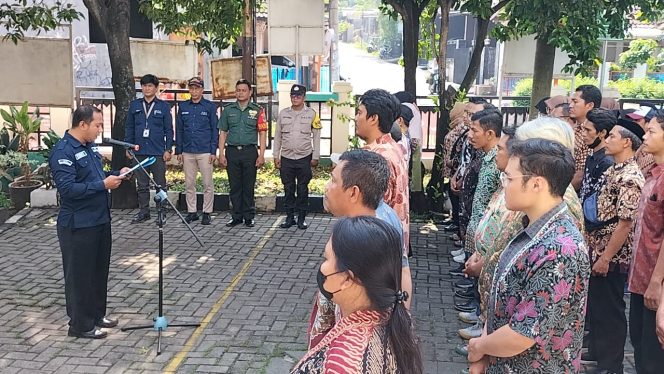 
					Kapolsek Pamulang Apresiasi Kehadiran Bhabinkamtibmas dalam Pelantikan Anggota KPPS di Kelurahan Bambu Apus