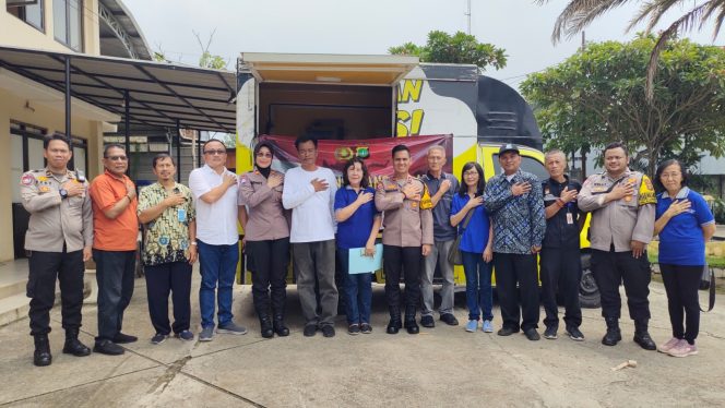 
					Polres Tangerang Selatan Bagikan Makanan Bergizi di Panti Jompo Beth Shalom