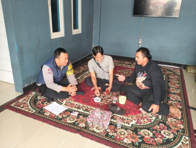 
					Bhabinkamtibmas Desa Cirarab Sambangi Warga untuk Jaga Kondusivitas Jelang Pilkada 2024
