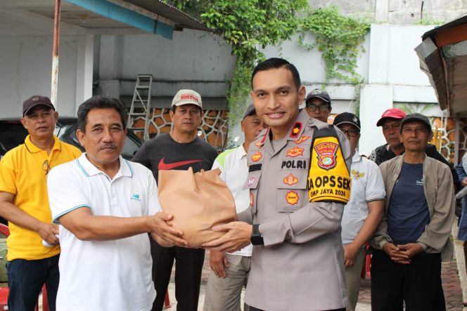 
					Peduli terhadap Warga yang terdampak Banjir Kapolres Tangerang selatan melalui Polsek Pondok Aren kirim paket Sembako ke Taman Mangu Indah