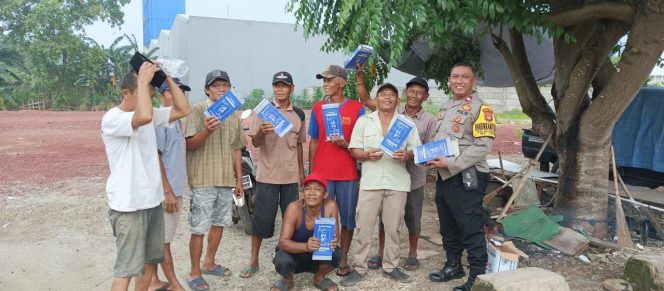 
					Dekat dengan Warga, Bhabinkamtibmas Bojongkamal Bagikan Peci untuk Sarana Ibadah