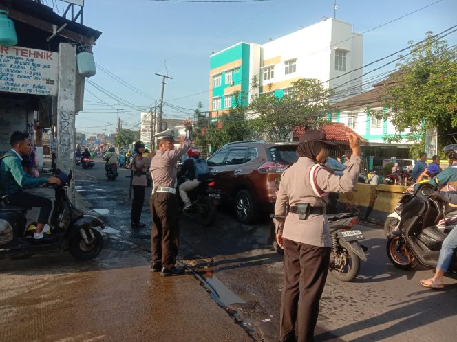
					Pelatihan Lalu Lintas, Kanit Lantas Praktekan Langsung di Jalan Mengurai Kemacetan di Pamulang