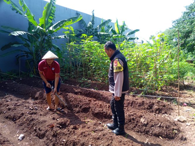 
					Sambang Warga, Bhabinkamtibmas Berikan Pesan Penting tentang Ketahanan Pangan dan Keamanan