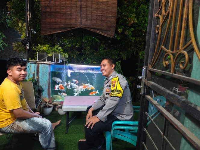 
					Dekat dengan Warga, Bhabinkamtibmas Desa Caringin Cek Keamanan Usai Hujan dan Angin Kencang di Griya Aster