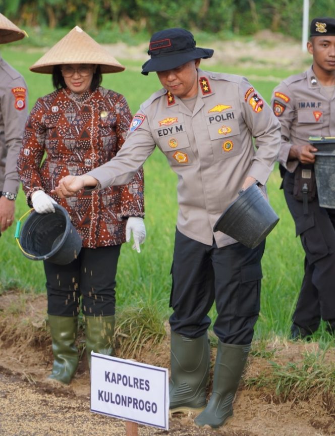 
					Dukung Ketahanan Pangan Nasional, Kakorbinmas Baharkam Polri Semai Padi di Kulonprogo
