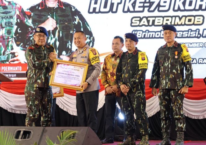 
					Kapolda kalteng Memberikan Penghargaan Kepada AKBP Bronto Budiyono, S.I.K, Atas Kemitraan dan Kerjasama Terbaik