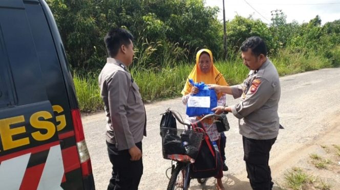 
					Jumat Berkah, Satbinmas Polres Ketapang Berikan Paket Sembako ke Warga yang Tidak Mampu 