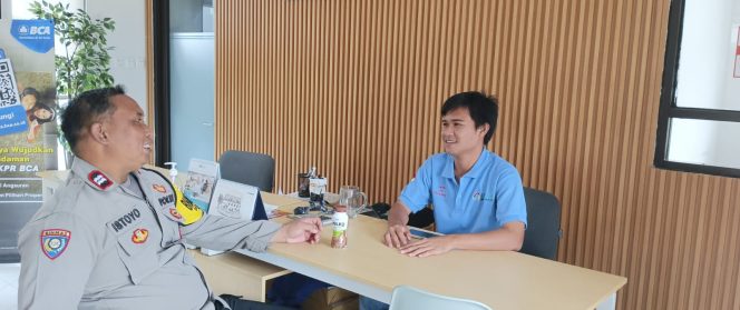 
					Dekat dengan Warga, Bhabinkamtibmas Desa Bojongkamal Aktif Sampaikan Pesan Kamtibmas
