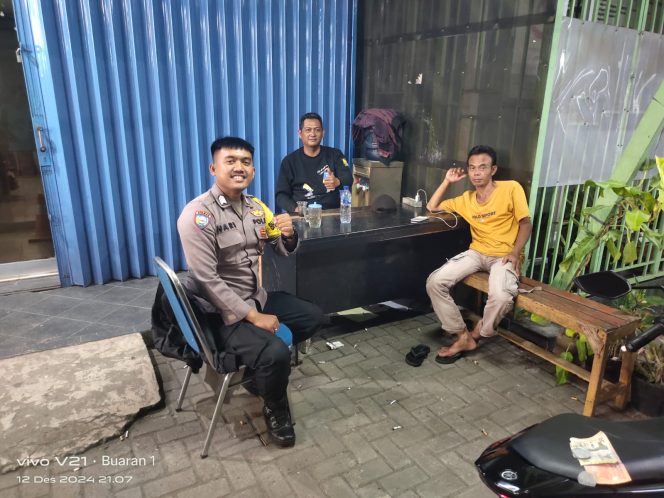 
					Ajak Warga Jaga Kamtibmas, Bhabinkamtibmas Kelurahan Buaran Jalin Kedekatan Lewat Door to Door System