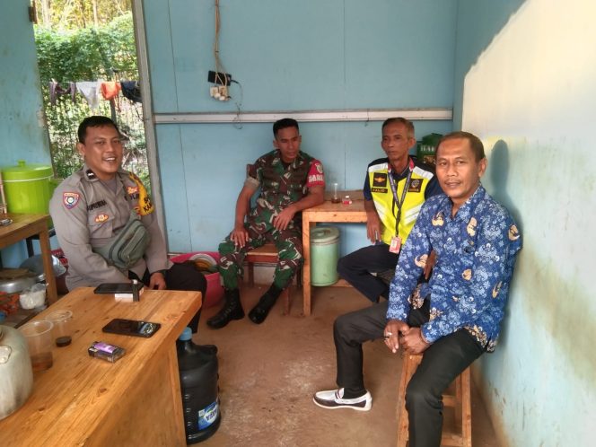 
					Bhabinkamtibmas dan Babinsa Sambangi Ketua RT, Sampaikan Himbauan Kamtibmas