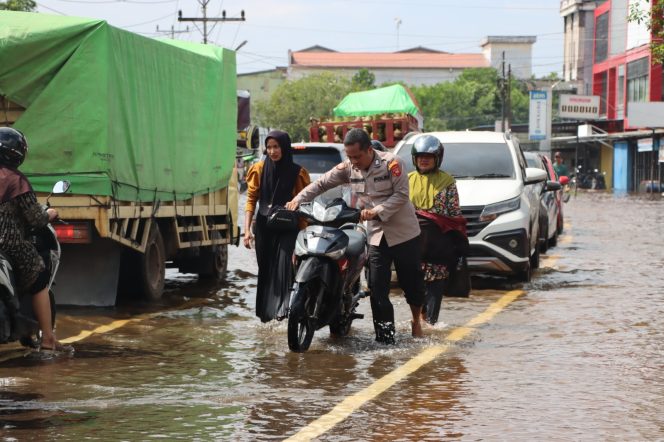 
					Banjir Pasang : Puluhan Kendaraan Warga Mogok, Polres Ketapang Sigap Berikan Bantuan