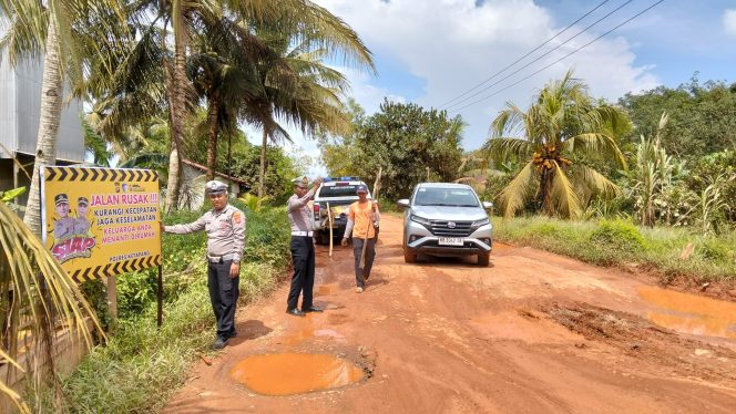 
					Hindarkan Masyarakat Dari Laka Lantas, Satlantas Polres Ketapang Pasang Himbauan Di Jalan Rusak