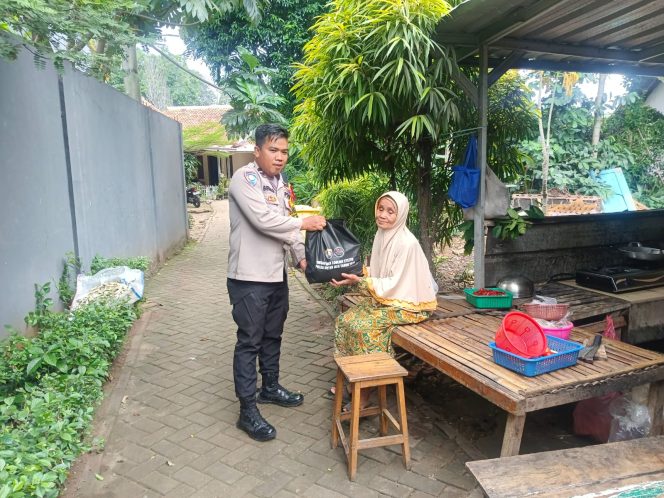 
					Jumat Berkah, Polri Wujudkan Semangat Peduli Lewat Bantuan Sembako