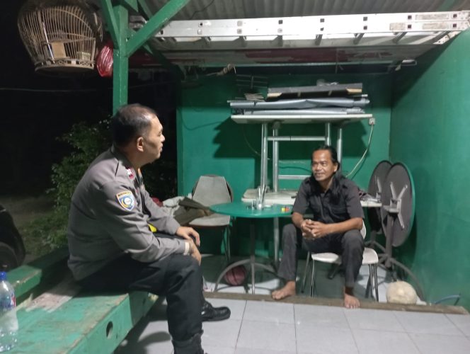 
					Dekatkan Diri ke Warga, Bhabinkamtibmas Pamulang Barat Sampaikan Pesan Kamtibmas