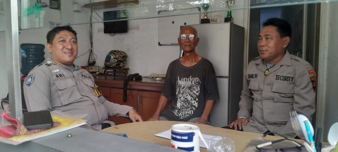 
					Bhabinkamtibmas Cempaka Putih Himbau Warga Komplek Greenwood Jaga Keamanan Saat Libur Akhir Tahun