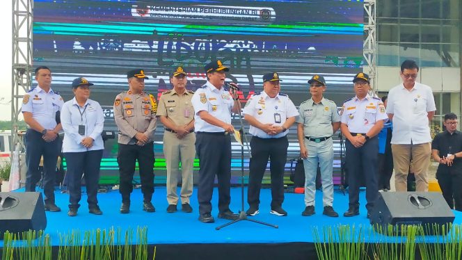 
					Lepas Mudik gratis di Terbus Pulogebang, Kapolres Metro Jakarta Timur dampingi Kementrian Perhubungan RI