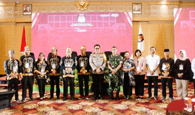 
					Pastikan Berjalan Aman dan Lancar, Kapolda Kalteng Bersama Danrem Kawal Rekapitulasi Hasil Penghitungan Suara Pilkada 2024 oleh KPU