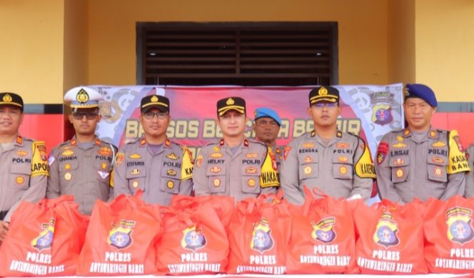 
					Sasar Masyarakat Pesisir, Polres Kobar Kembali Bagikan Ratusan Bantuan Sosial