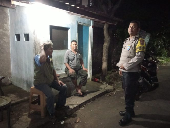 
					Bhabinkamtibmas Benda Baru Sambangi Petugas Keamanan, Sampaikan Pesan Kamtibmas