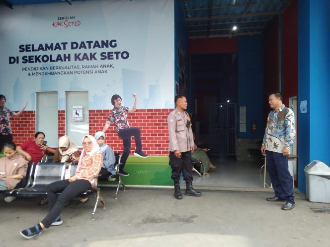 
					Bhabinkamtibmas Sambangi Home Schooling Ka Seto, Berikan Pesan Kamtibmas