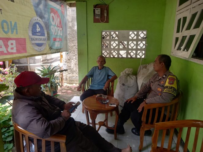 
					Bhabinkamtibmas Desa Kadu Sirung, Sambangi Warganya Jaga Kamtibmas